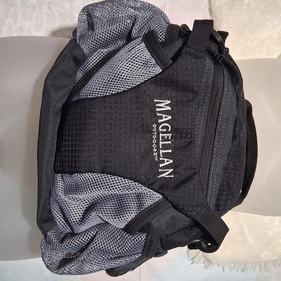 Magellan Outdoors Black Belt Bag with Sporty Design - Picture 5 of 6